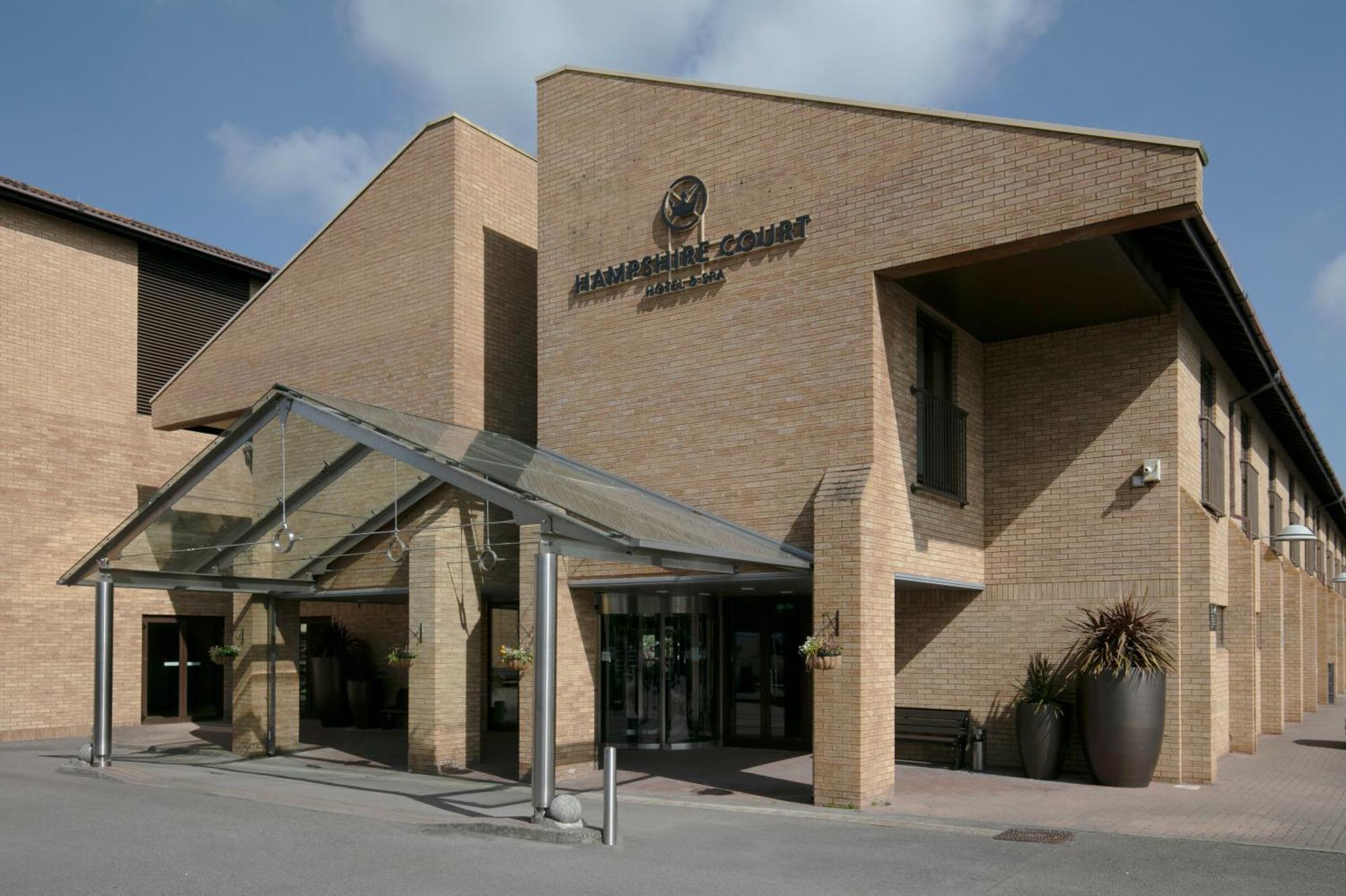 Hampshire Court Hotel & Spa Бейсингсток Екстериор снимка