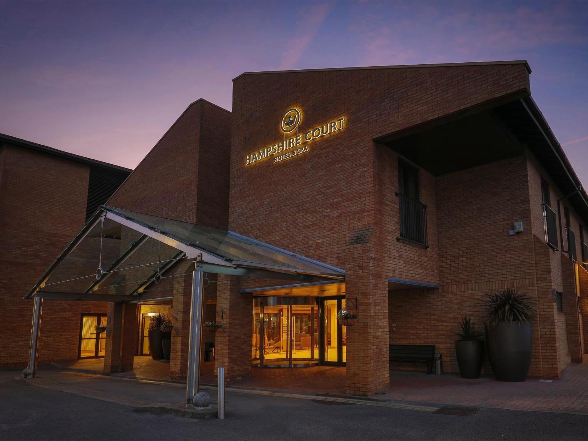 Hampshire Court Hotel & Spa Бейсингсток Екстериор снимка