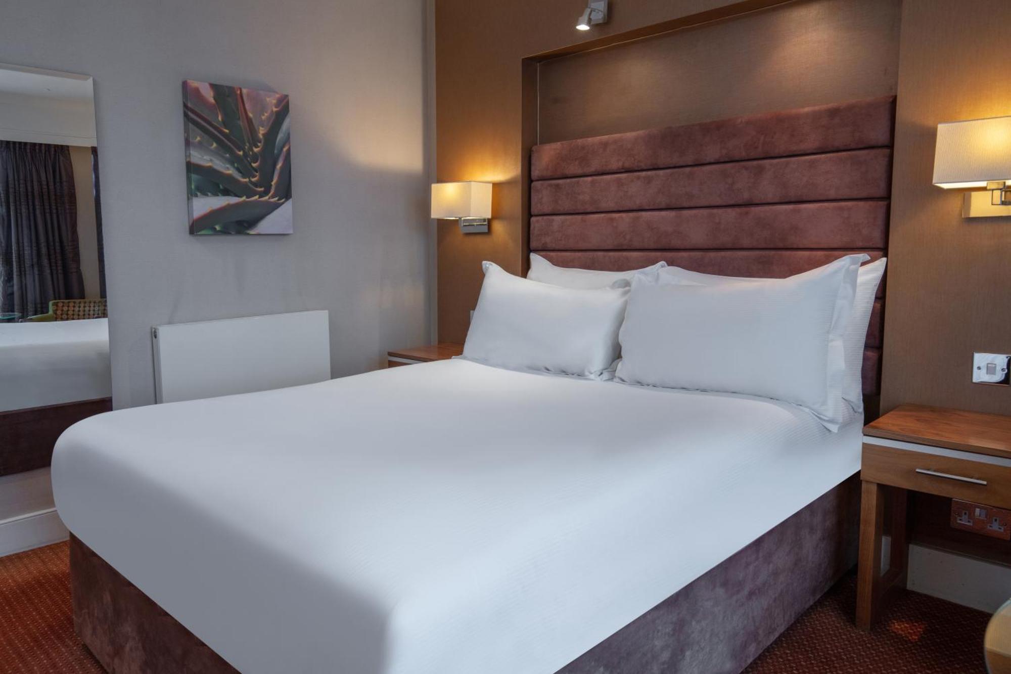 Hampshire Court Hotel & Spa Бейсингсток Стая снимка