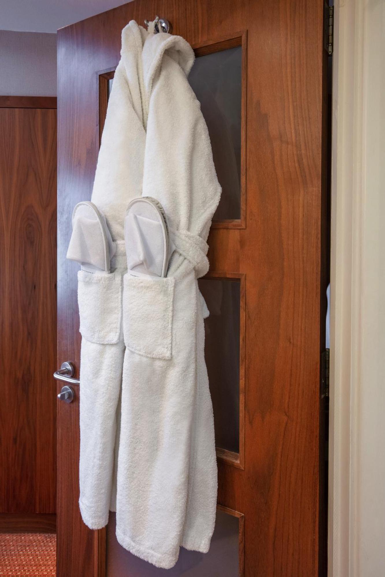 Hampshire Court Hotel & Spa Бейсингсток Стая снимка