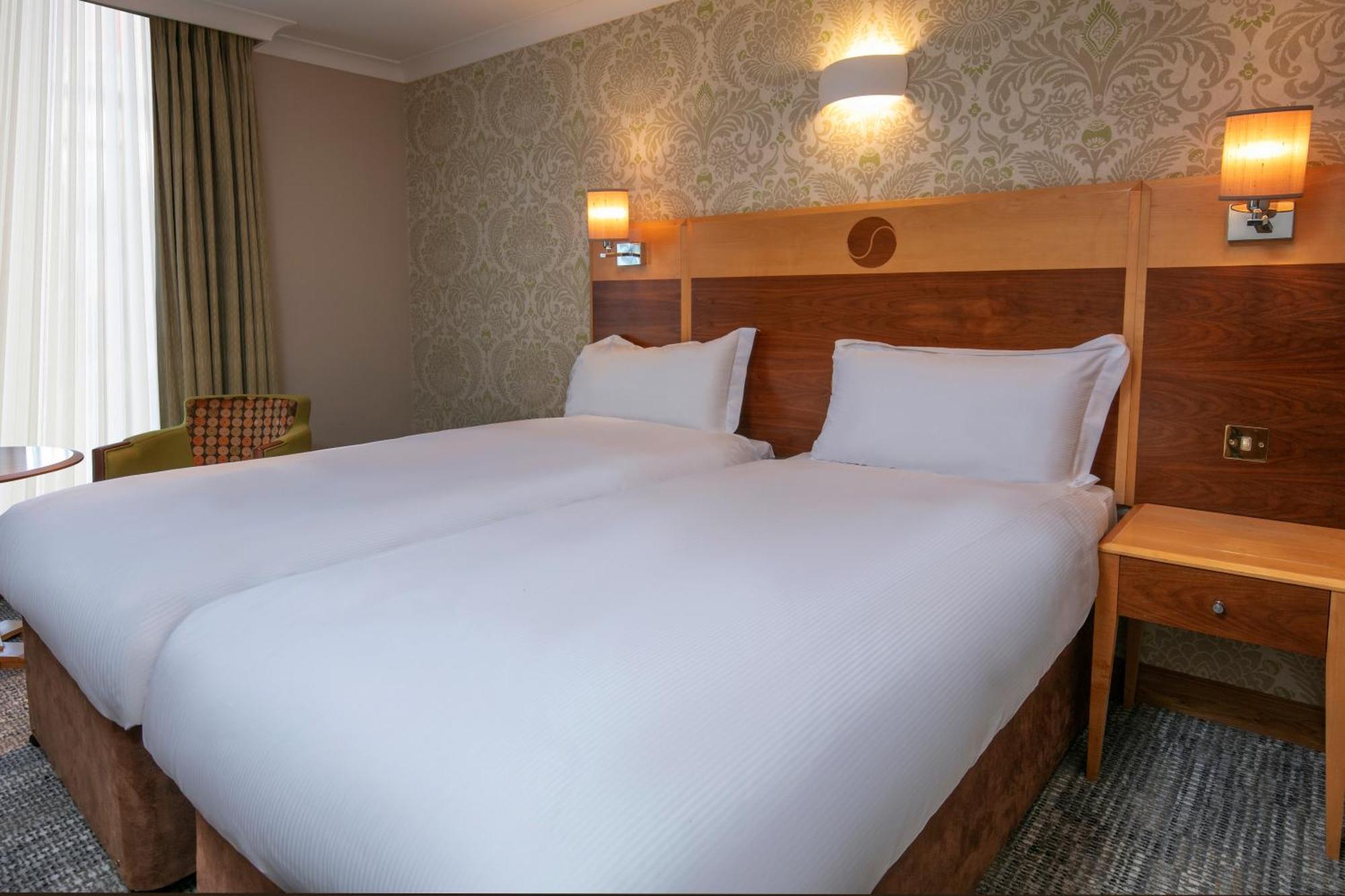 Hampshire Court Hotel & Spa Бейсингсток Стая снимка