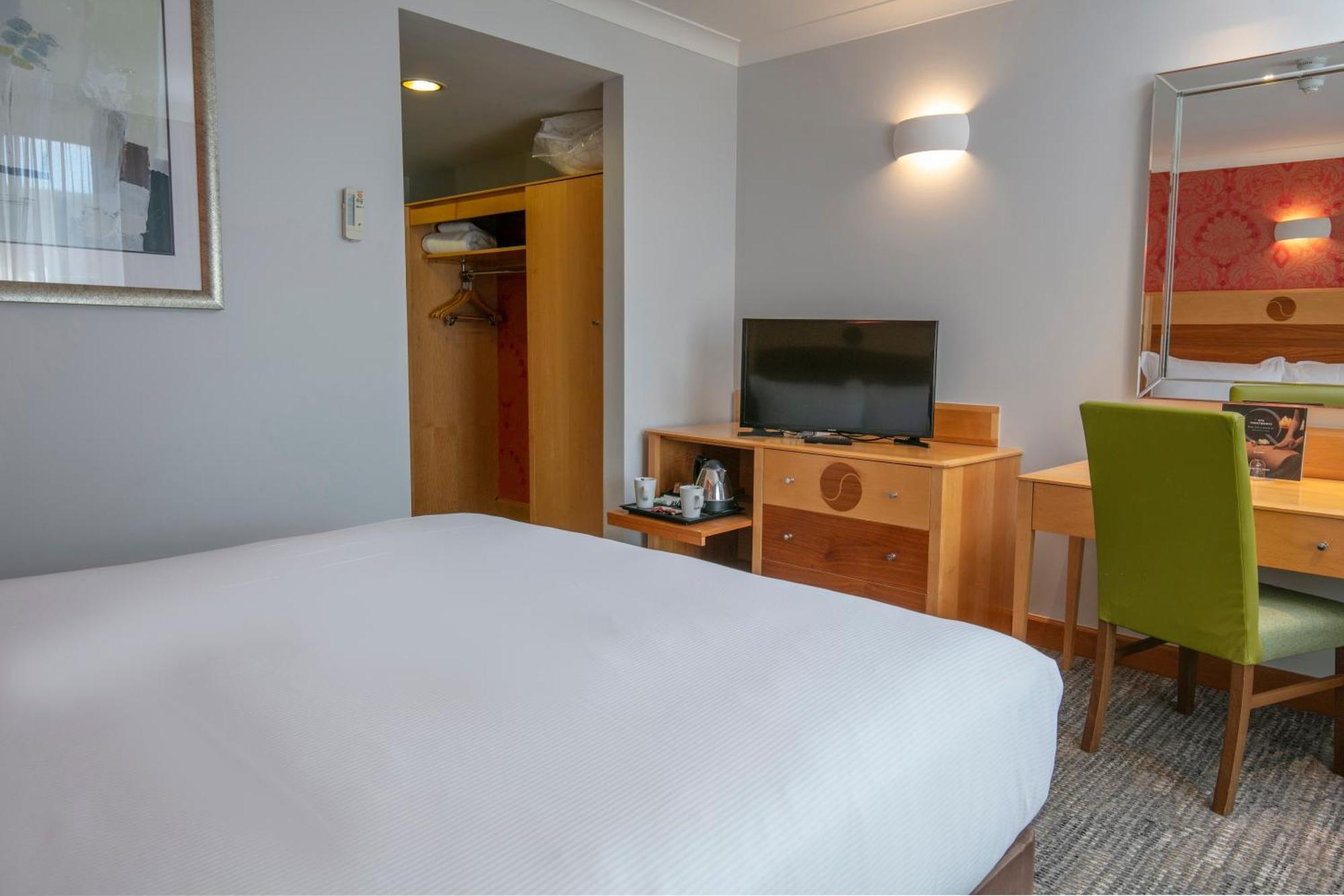 Hampshire Court Hotel & Spa Бейсингсток Стая снимка